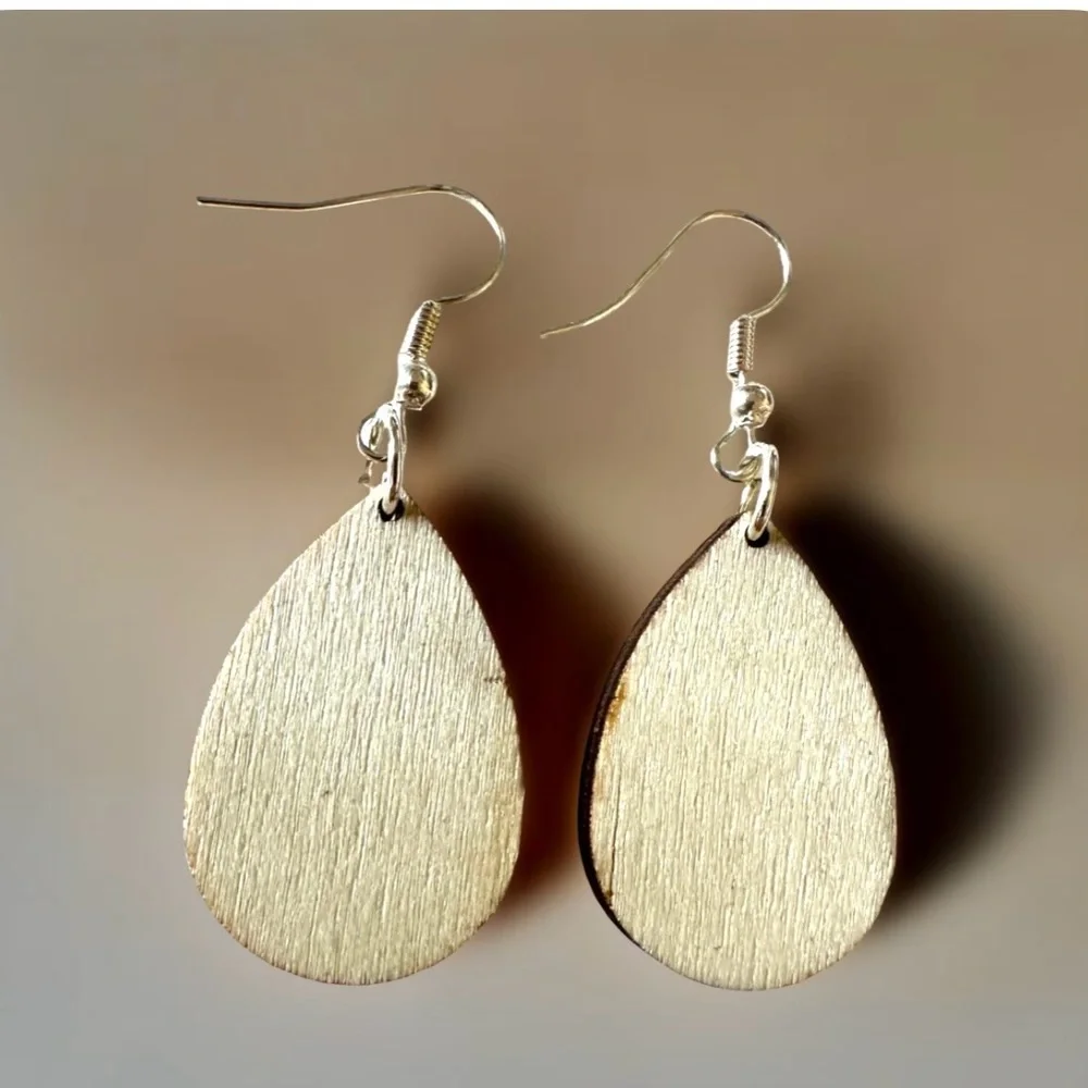 ⭐️ 5 for $25 Wooden Heart Design Teardrop Red & White Earrings Silver Tone Hoops - Picture 3 of 4
